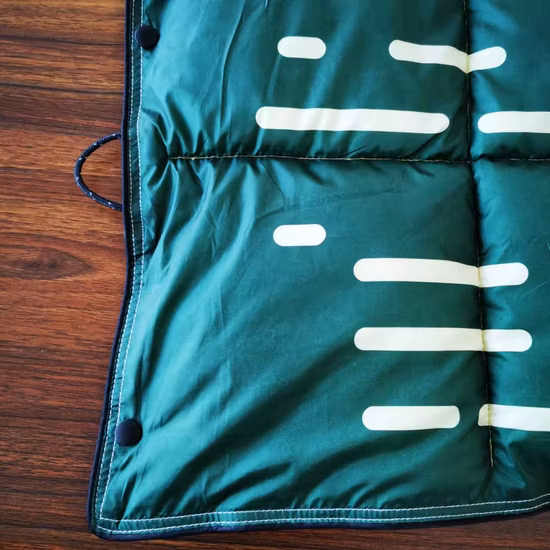 Couverture de voyage en plein air remplie de duvet de canard gris avec coque en nylon imperméable imprimée numérique de conception personnalisée pour le camping, la randonnée, le voyage de pique-nique